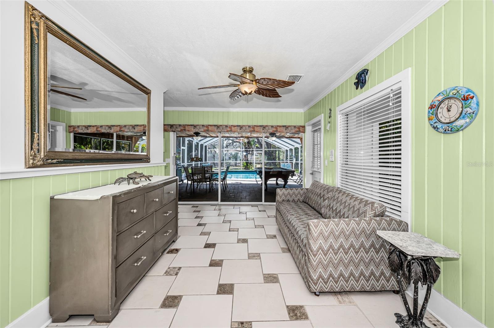 Listing photo id 46 for 5038 Sunset Boulevard