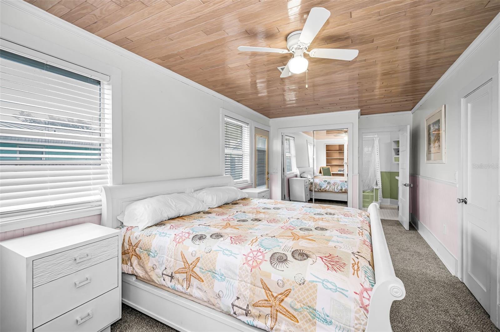 Listing photo id 49 for 5038 Sunset Boulevard