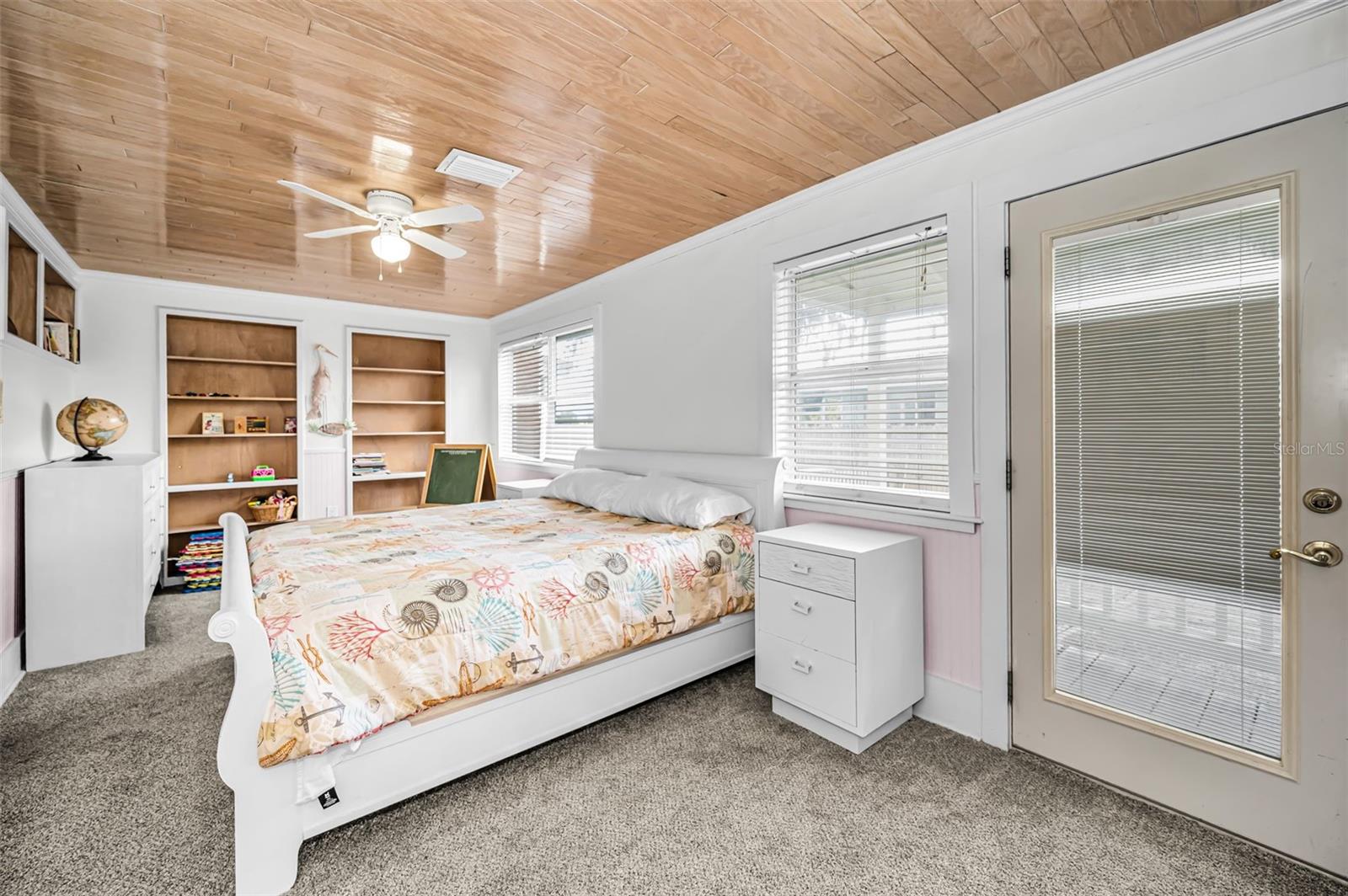 Listing photo id 51 for 5038 Sunset Boulevard