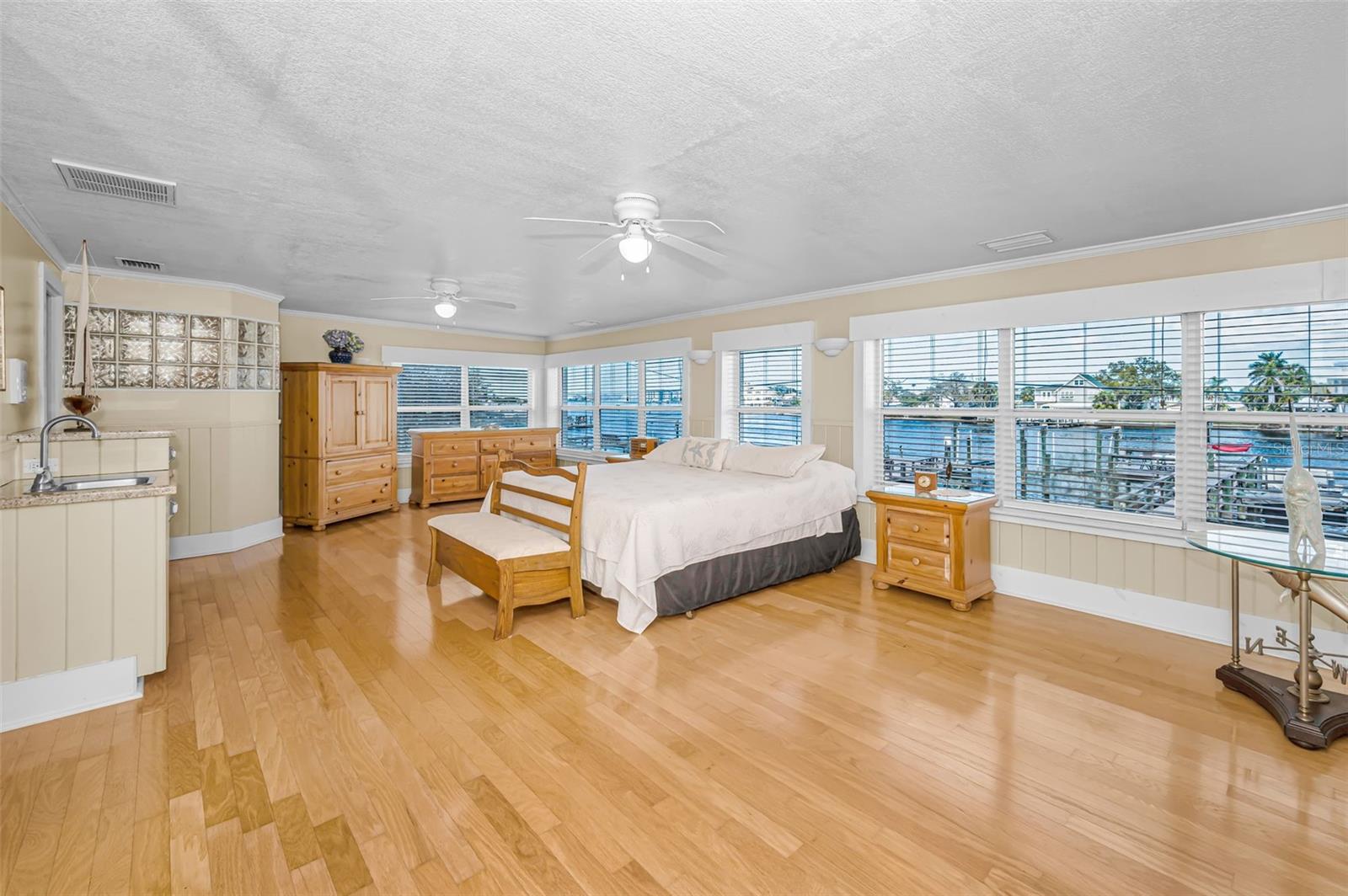 Listing photo id 57 for 5038 Sunset Boulevard