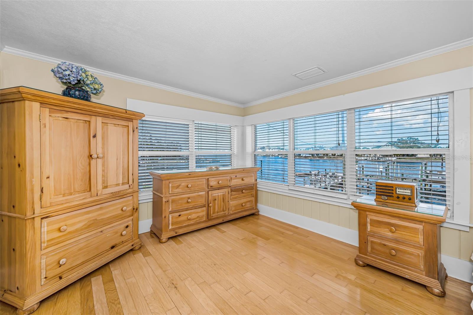 Listing photo id 58 for 5038 Sunset Boulevard