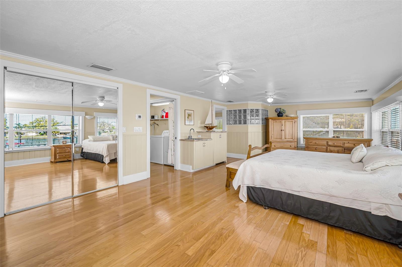 Listing photo id 61 for 5038 Sunset Boulevard