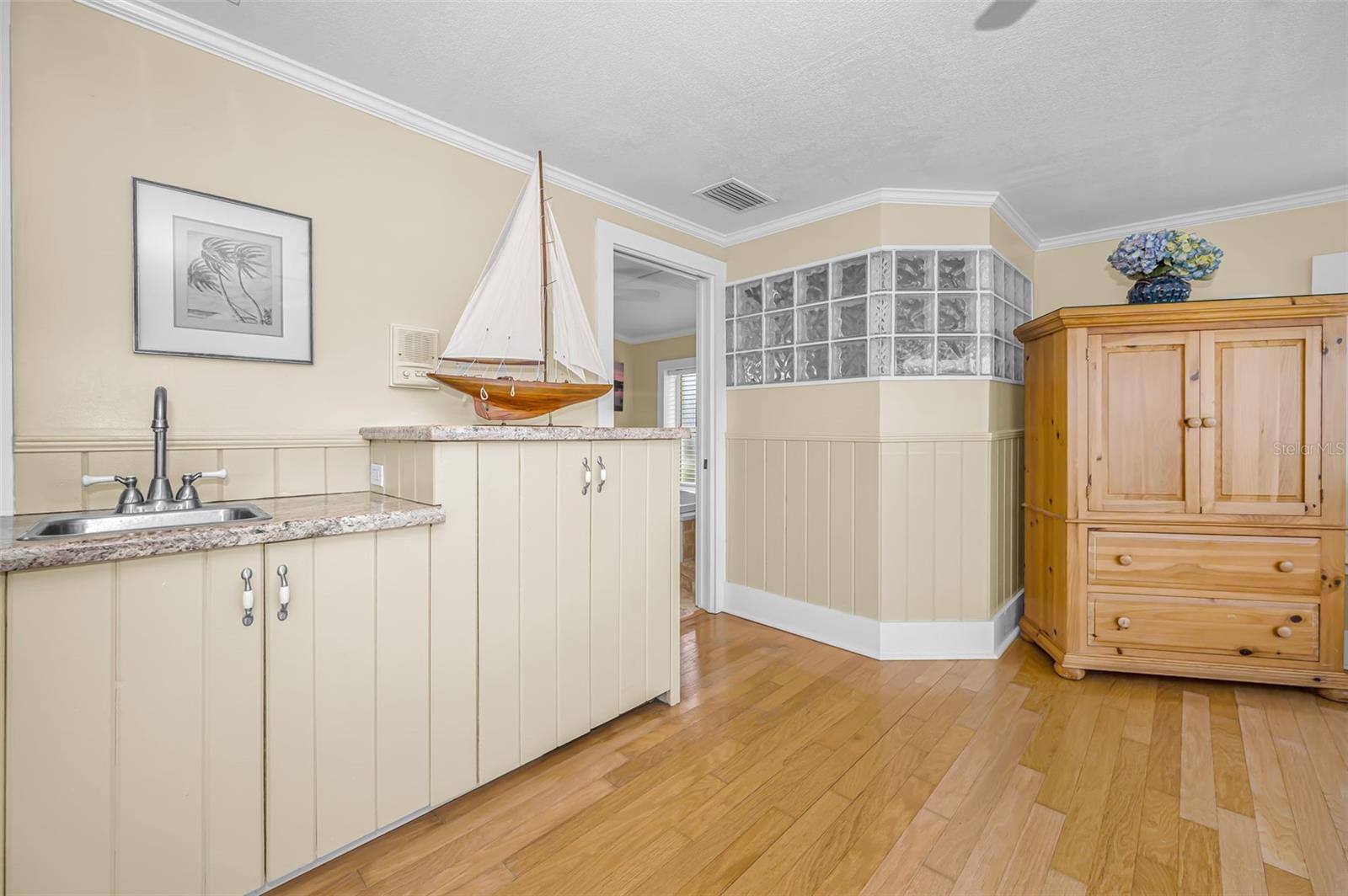 Listing photo id 62 for 5038 Sunset Boulevard