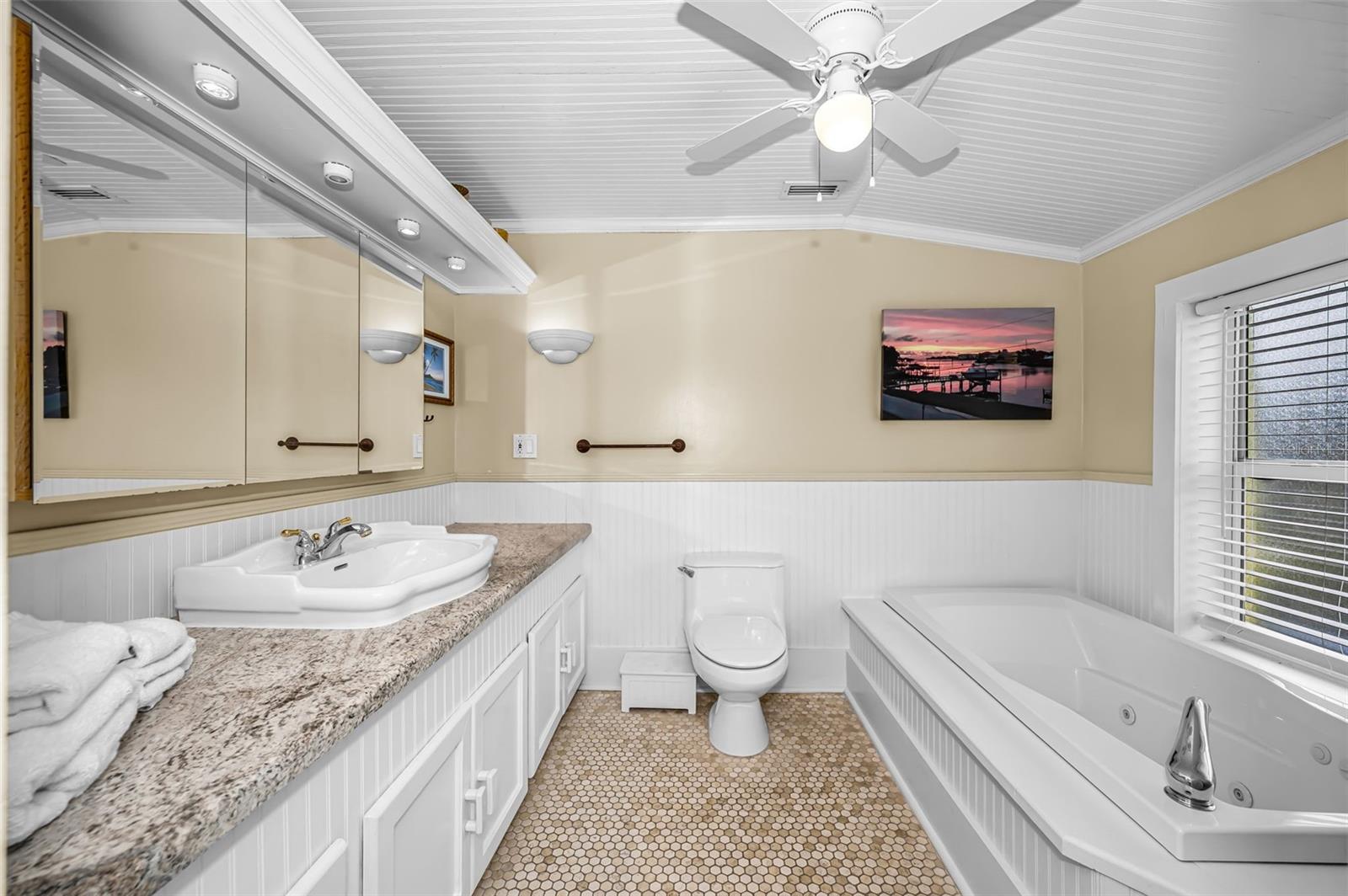 Listing photo id 63 for 5038 Sunset Boulevard