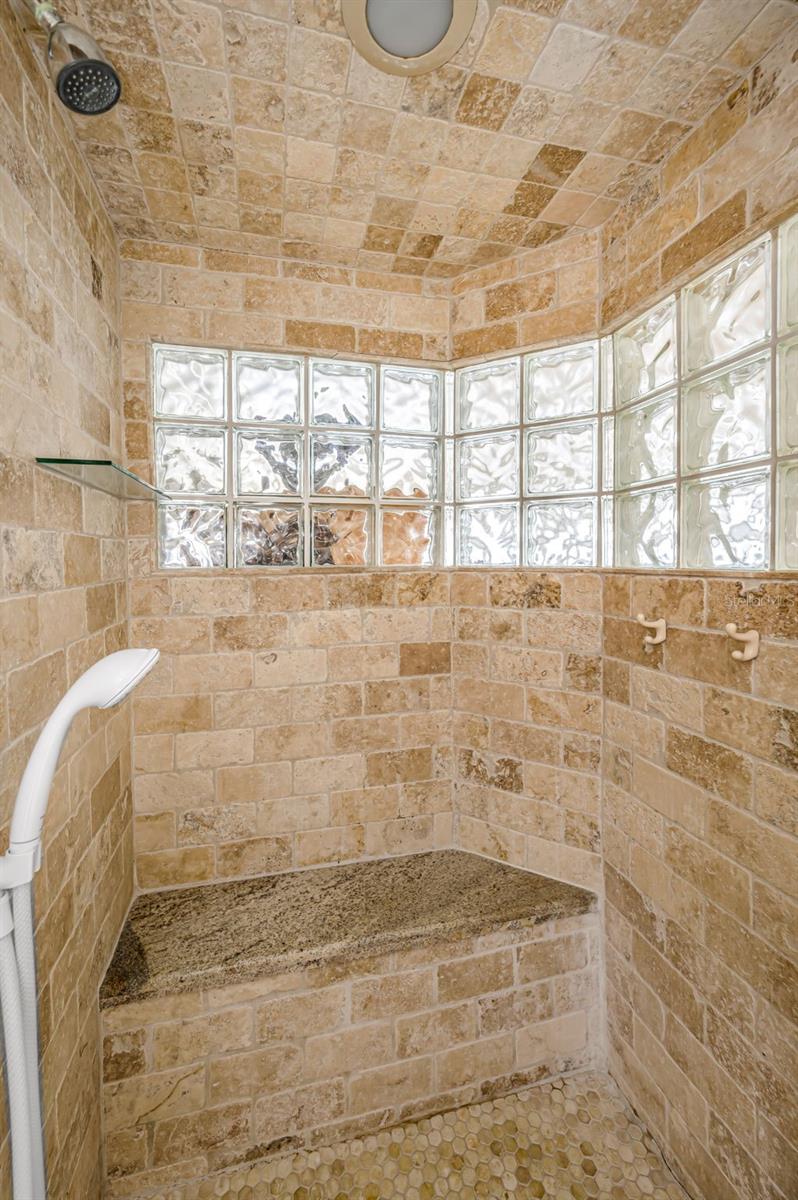 Listing photo id 65 for 5038 Sunset Boulevard