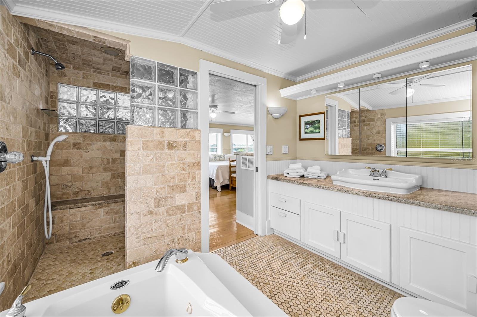 Listing photo id 66 for 5038 Sunset Boulevard