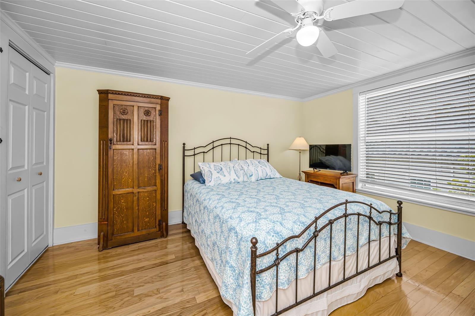 Listing photo id 68 for 5038 Sunset Boulevard