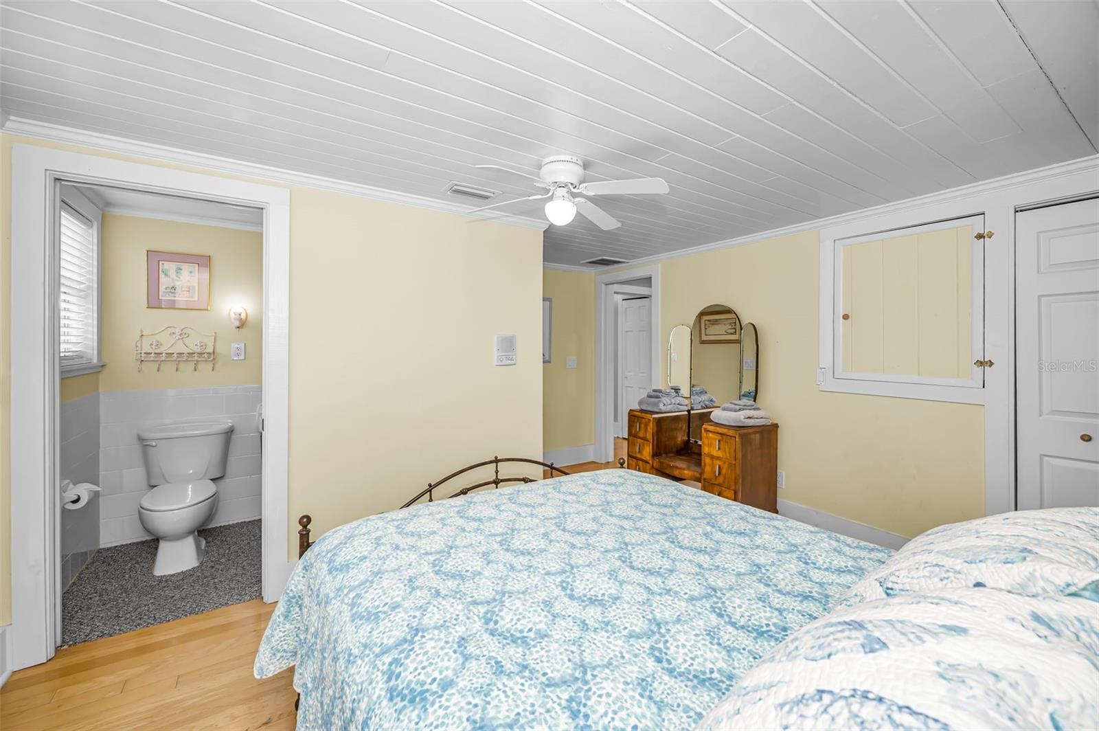 Listing photo id 69 for 5038 Sunset Boulevard