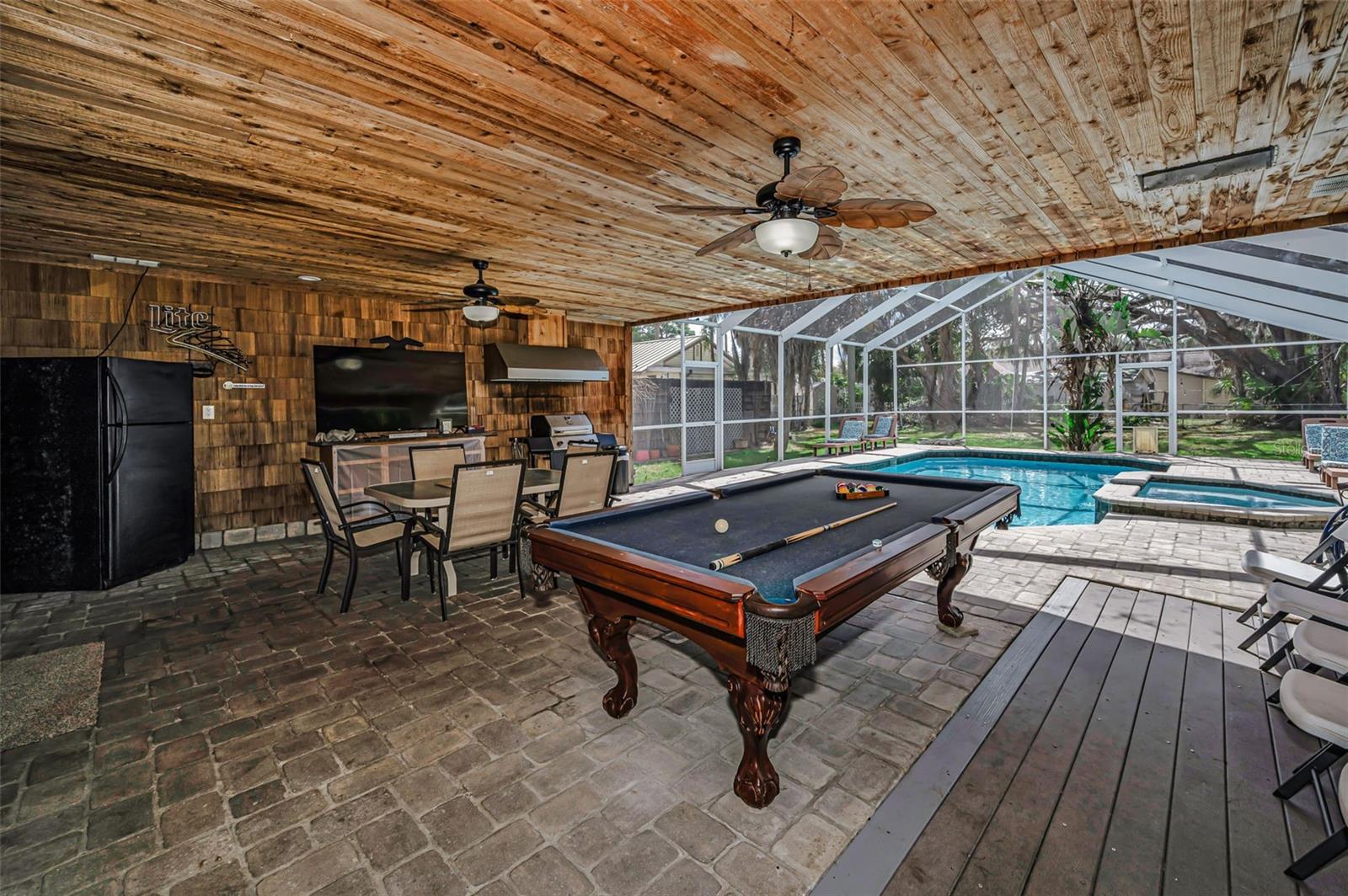 Listing photo id 76 for 5038 Sunset Boulevard