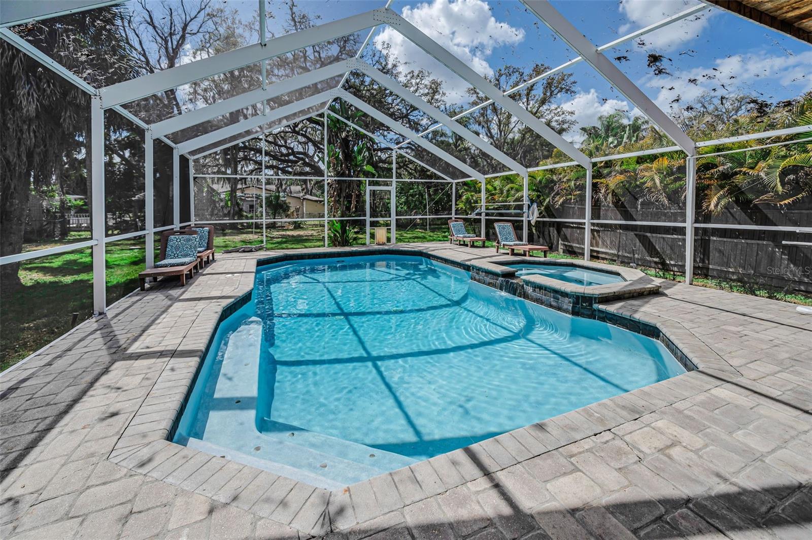 Listing photo id 77 for 5038 Sunset Boulevard