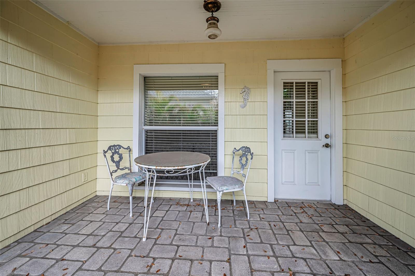 Listing photo id 83 for 5038 Sunset Boulevard