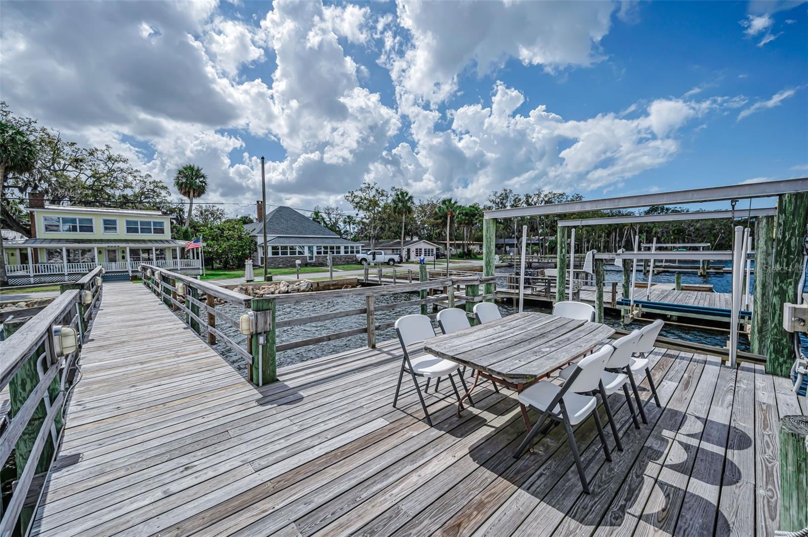 Listing photo id 91 for 5038 Sunset Boulevard