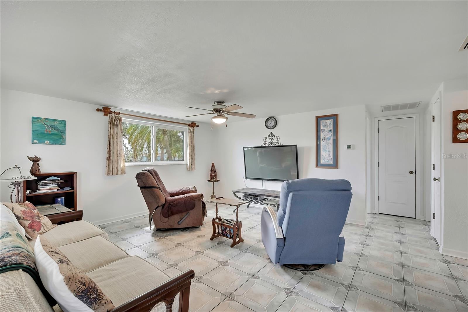 Listing photo id 2 for 6601 Sea Ranch Drive