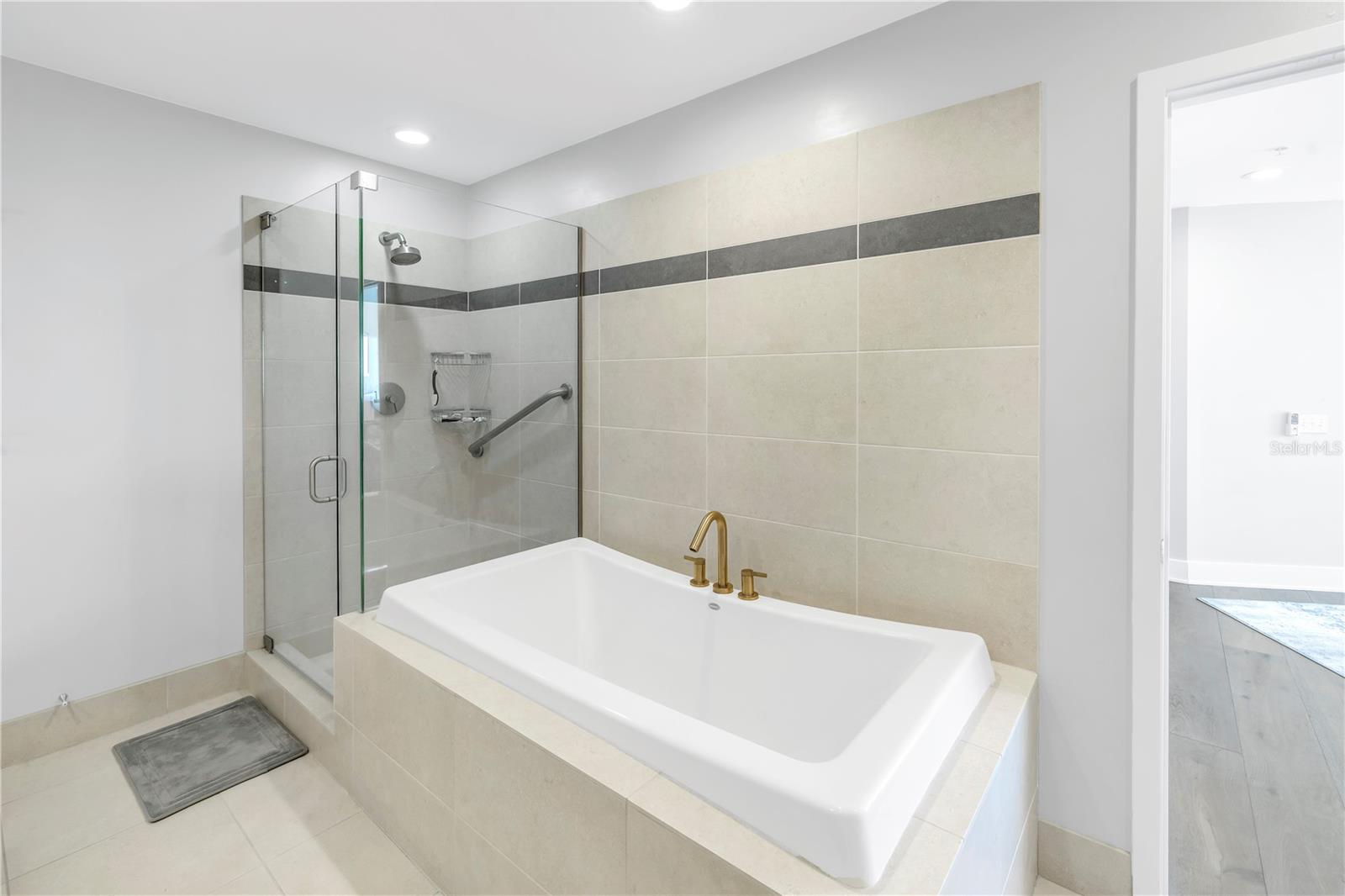 Image 28 of 42 For 175 1st Street S 1006