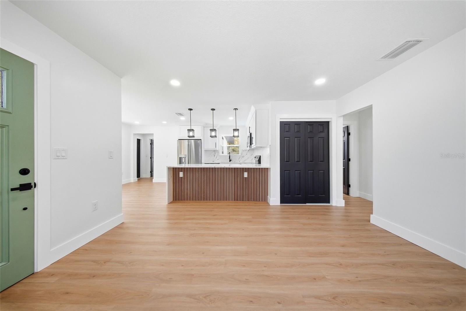 Listing photo id 9 for 3726 53 Avenue N