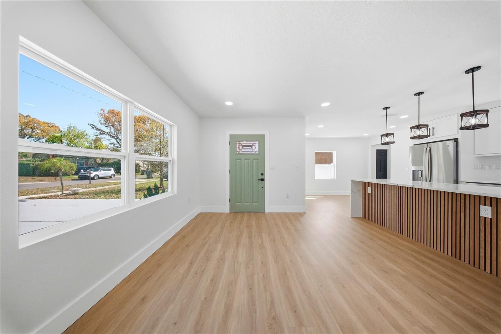 Listing photo id 11 for 3726 53 Avenue N