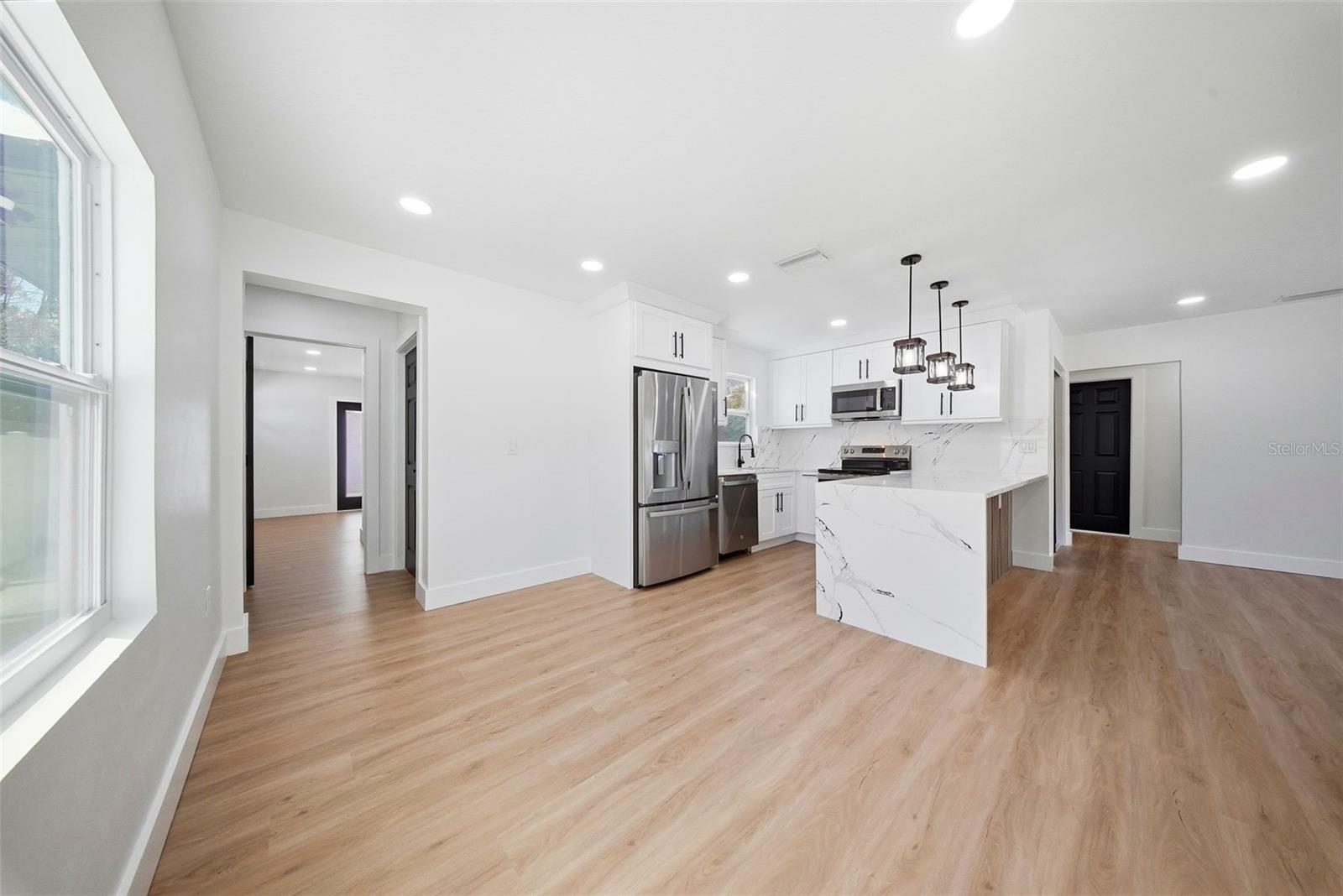 Listing photo id 13 for 3726 53 Avenue N