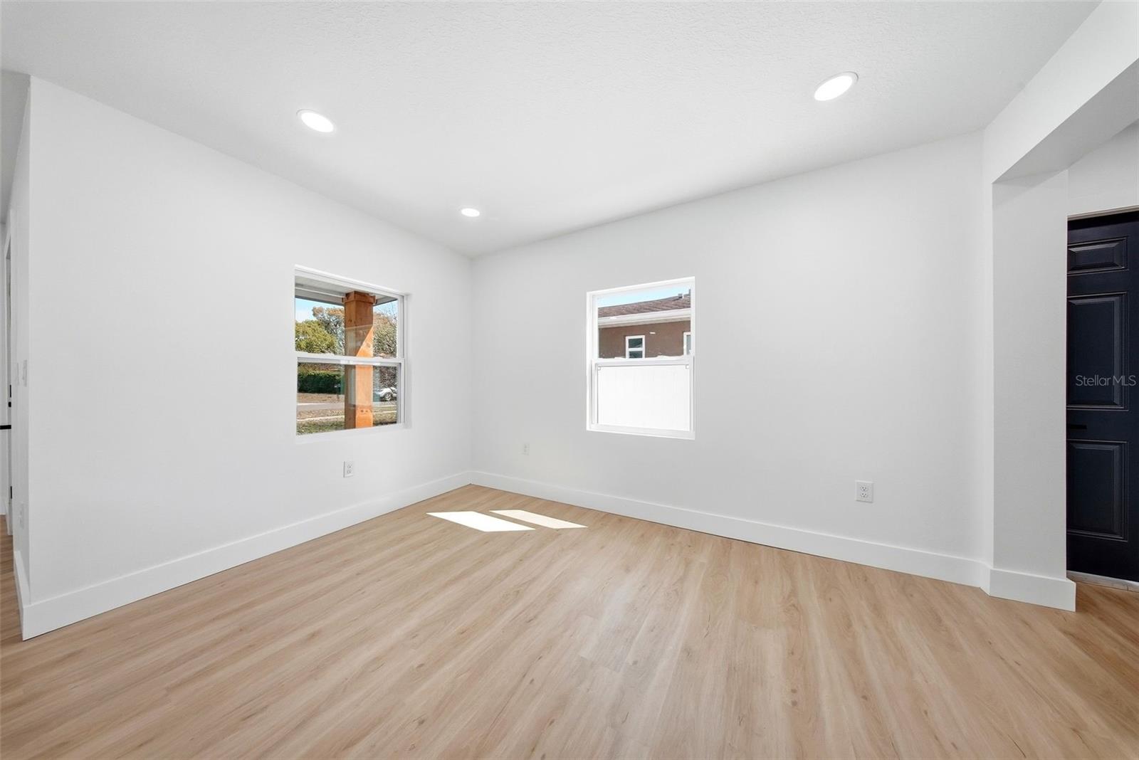 Listing photo id 14 for 3726 53 Avenue N