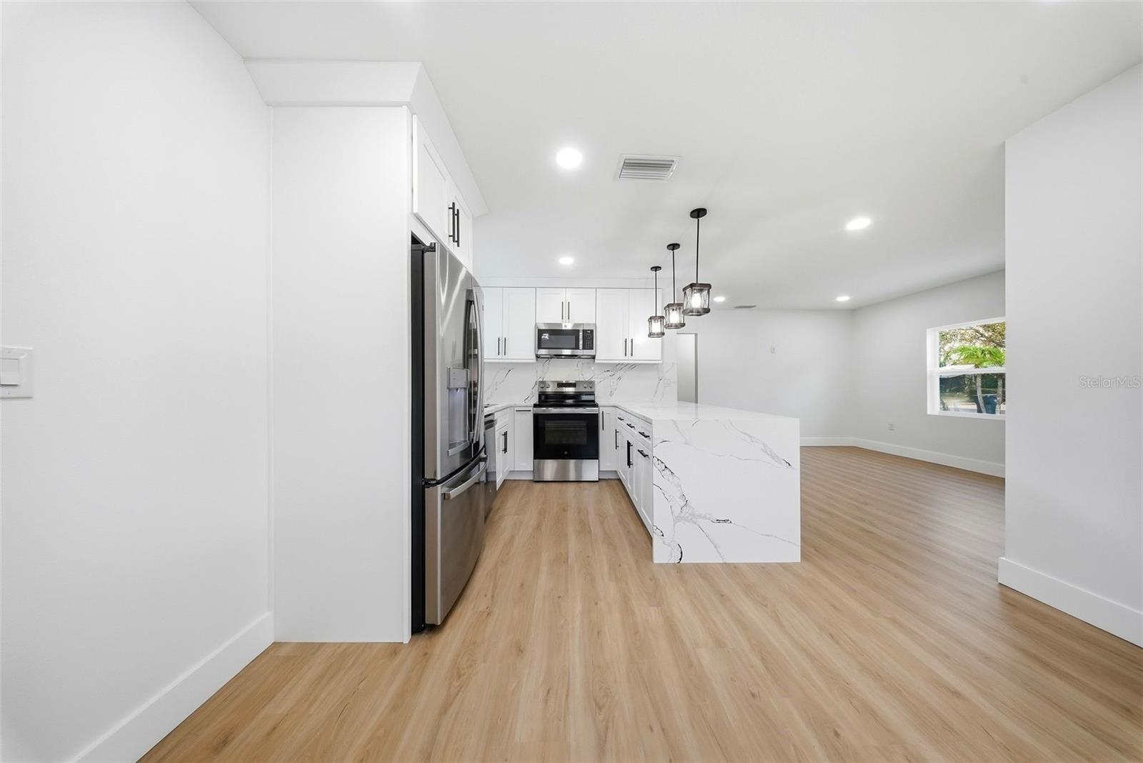 Listing photo id 15 for 3726 53 Avenue N