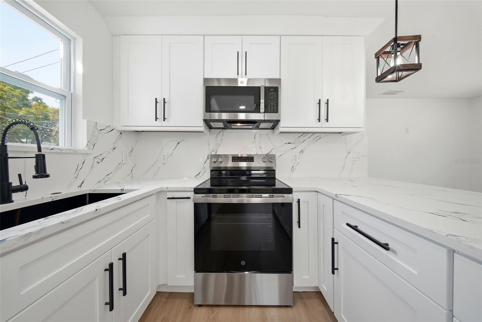 Listing photo id 16 for 3726 53 Avenue N