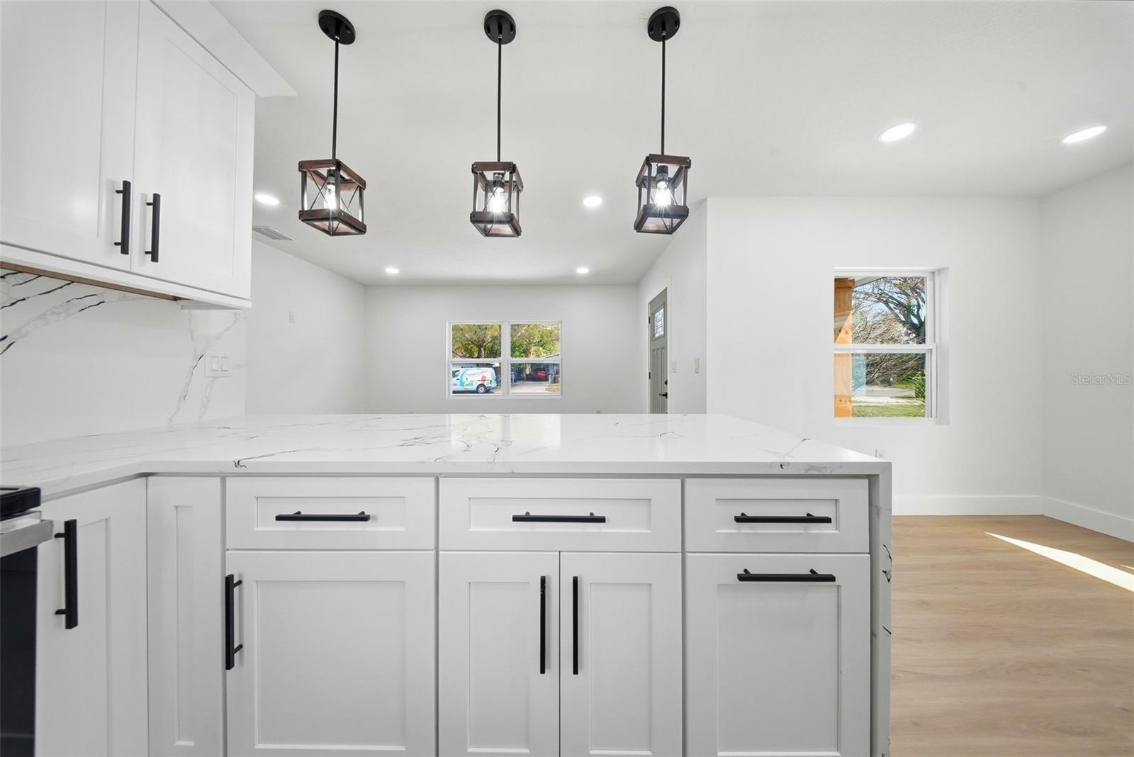 Listing photo id 17 for 3726 53 Avenue N