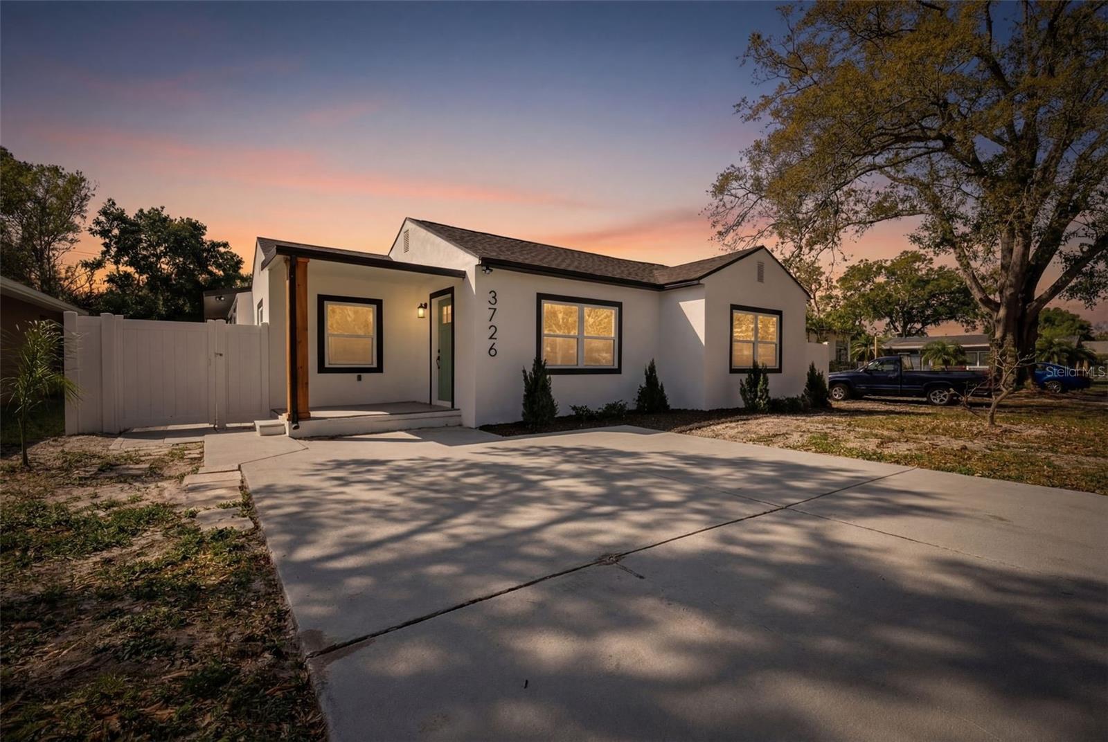 Listing photo id 0 for 3726 53 Avenue N