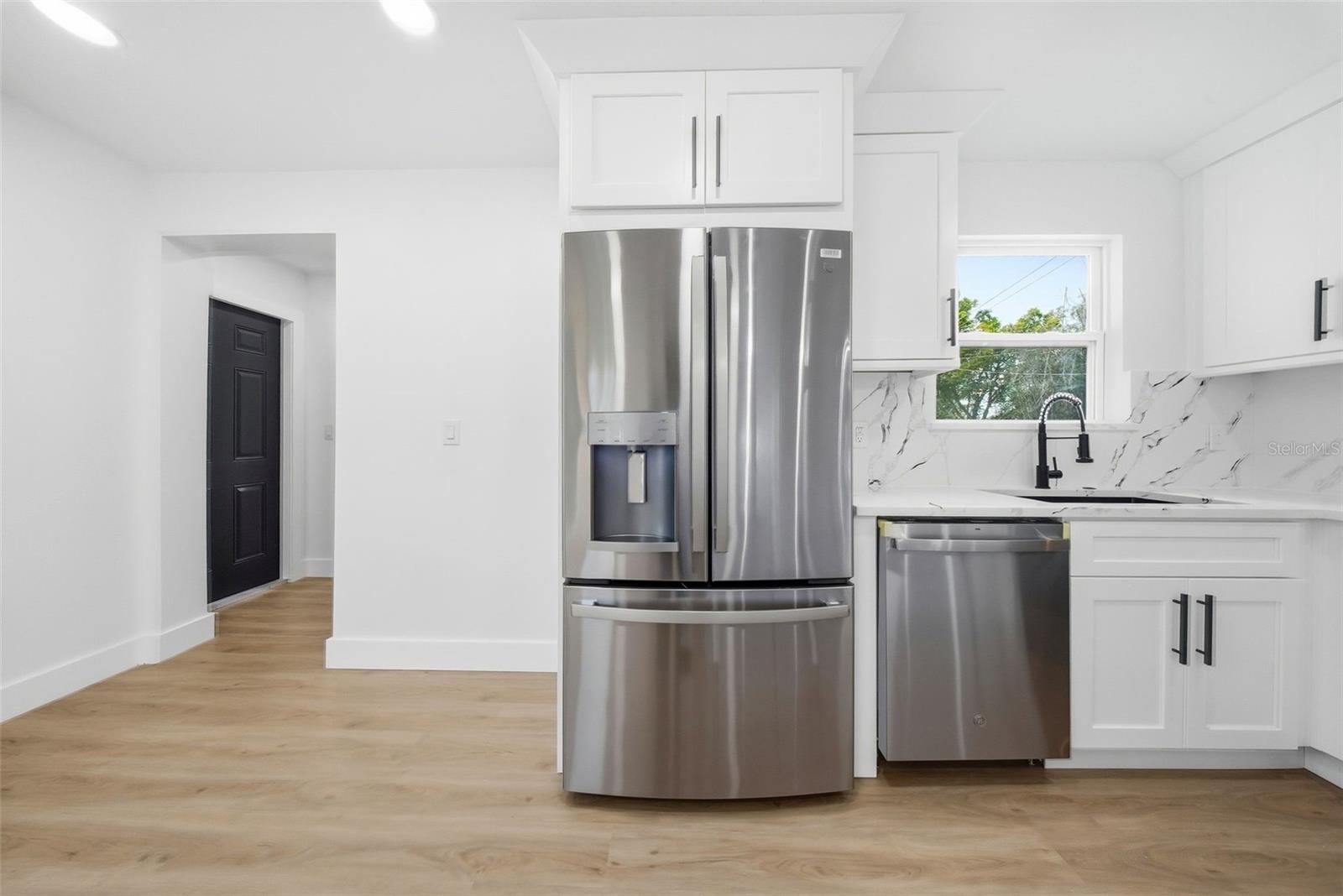 Listing photo id 18 for 3726 53 Avenue N