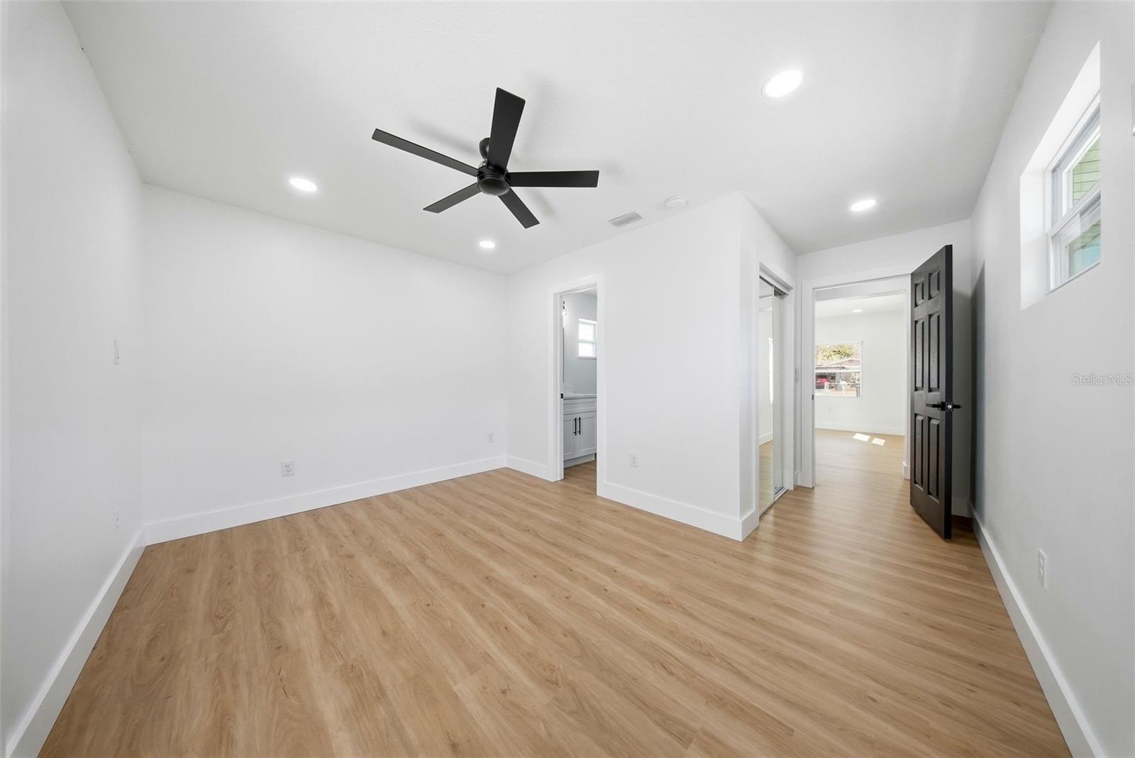 Listing photo id 19 for 3726 53 Avenue N