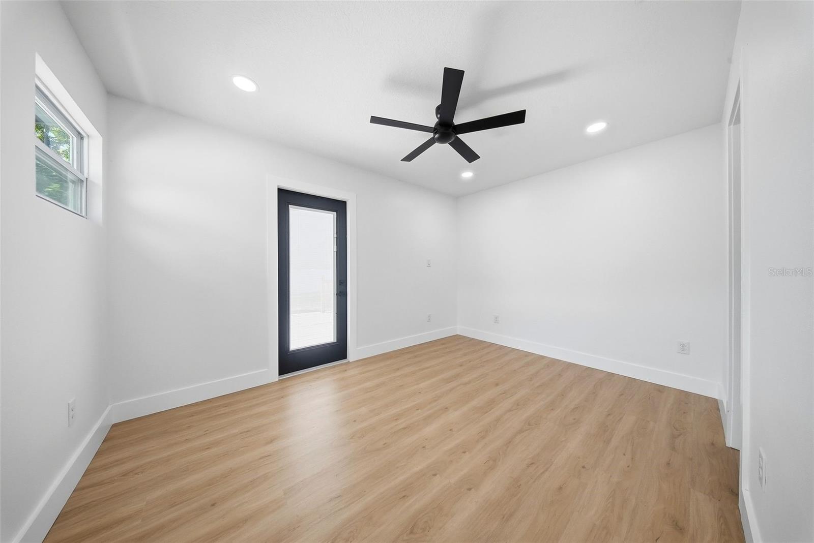 Listing photo id 20 for 3726 53 Avenue N