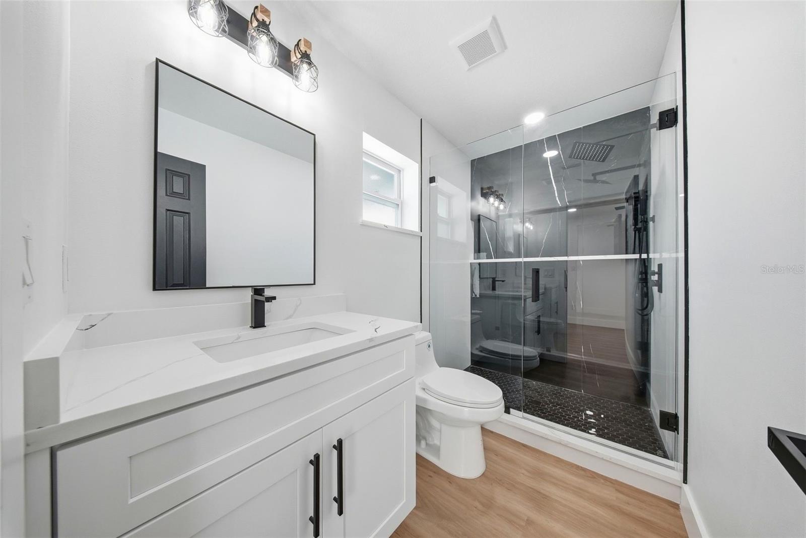 Listing photo id 21 for 3726 53 Avenue N