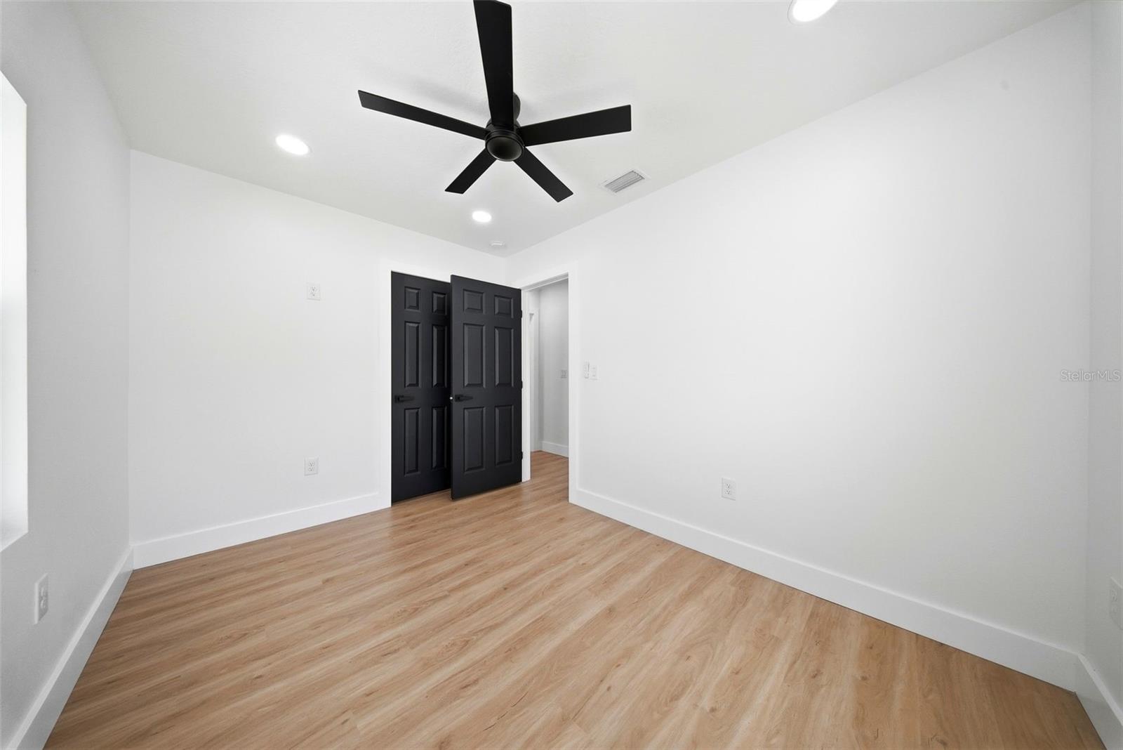 Listing photo id 23 for 3726 53 Avenue N