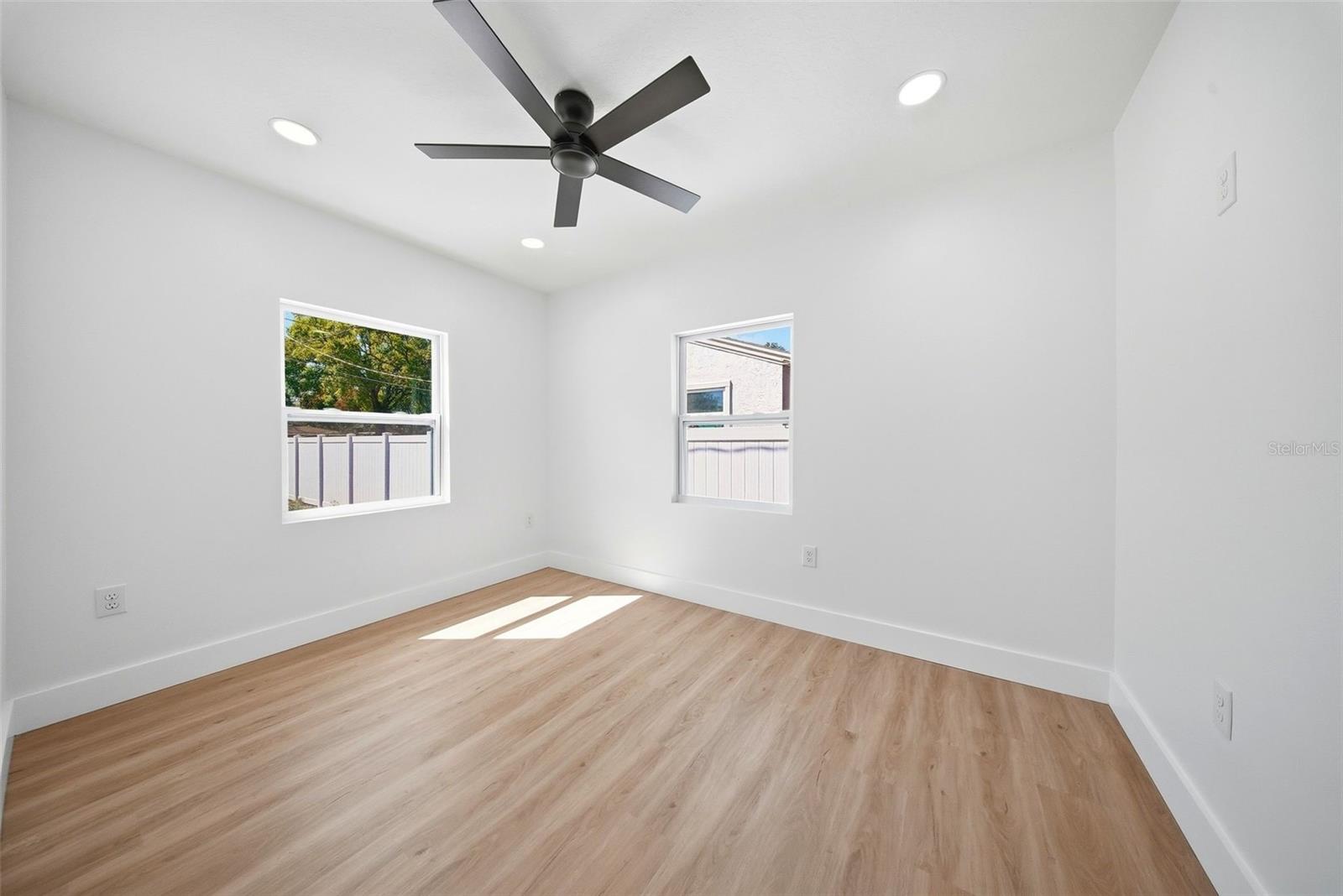 Listing photo id 24 for 3726 53 Avenue N