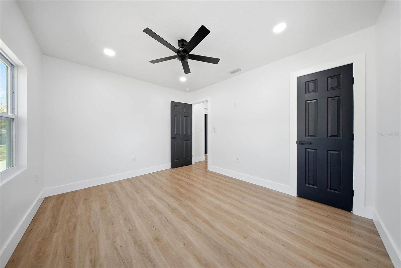 Listing photo id 25 for 3726 53 Avenue N