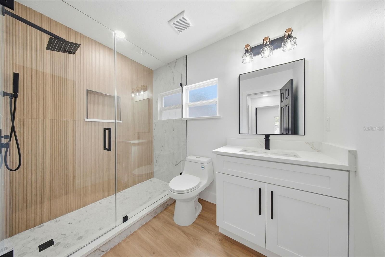 Listing photo id 26 for 3726 53 Avenue N