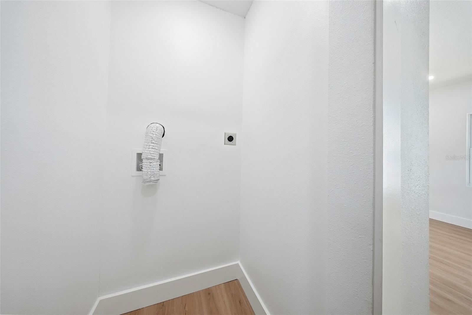 Listing photo id 27 for 3726 53 Avenue N