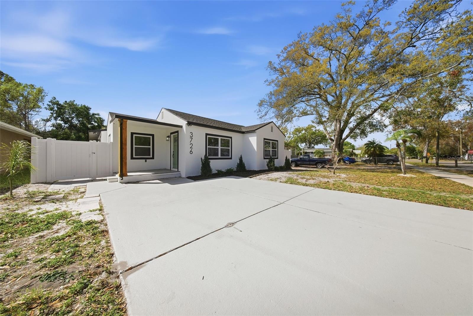 Listing photo id 1 for 3726 53 Avenue N