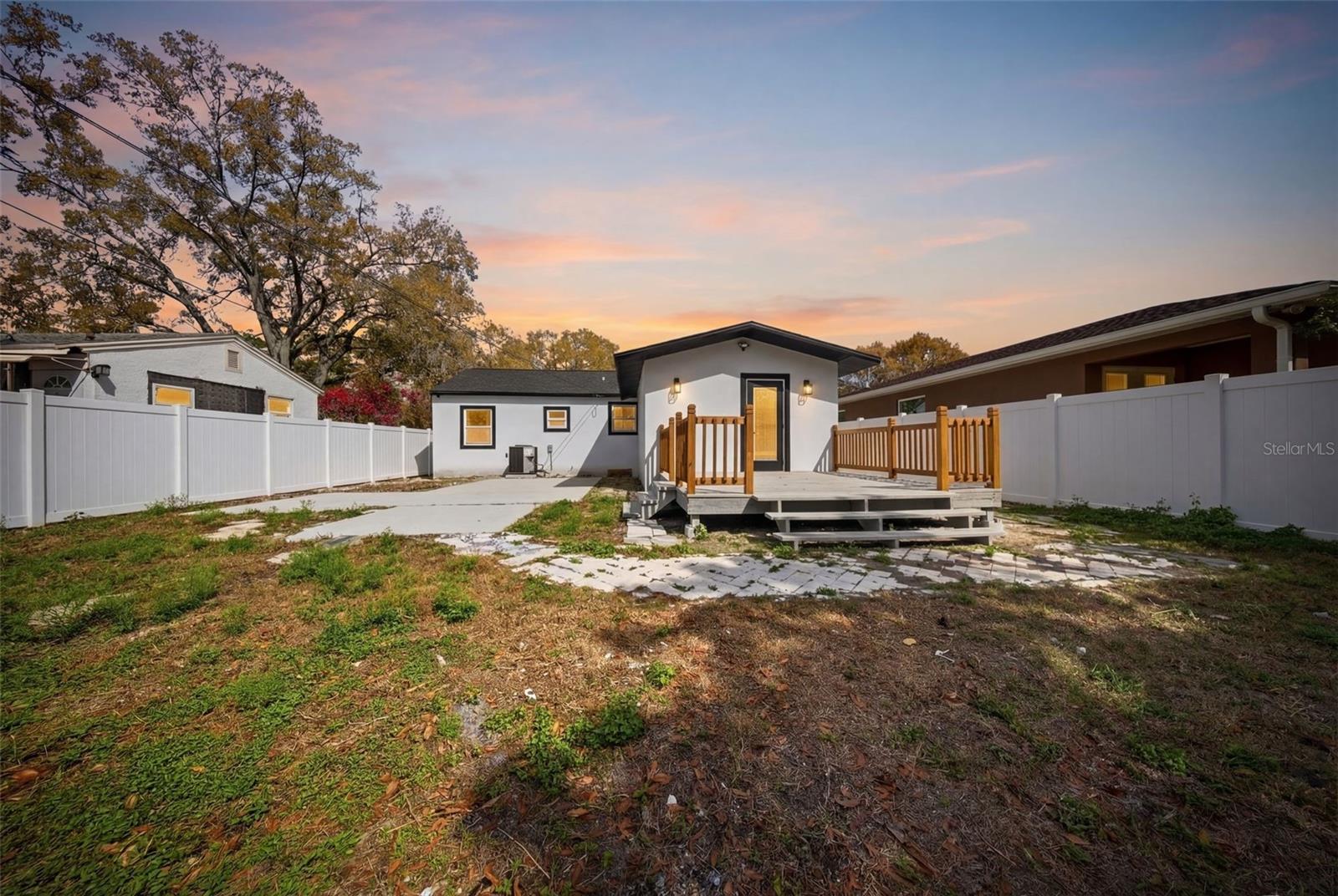 Listing photo id 29 for 3726 53 Avenue N