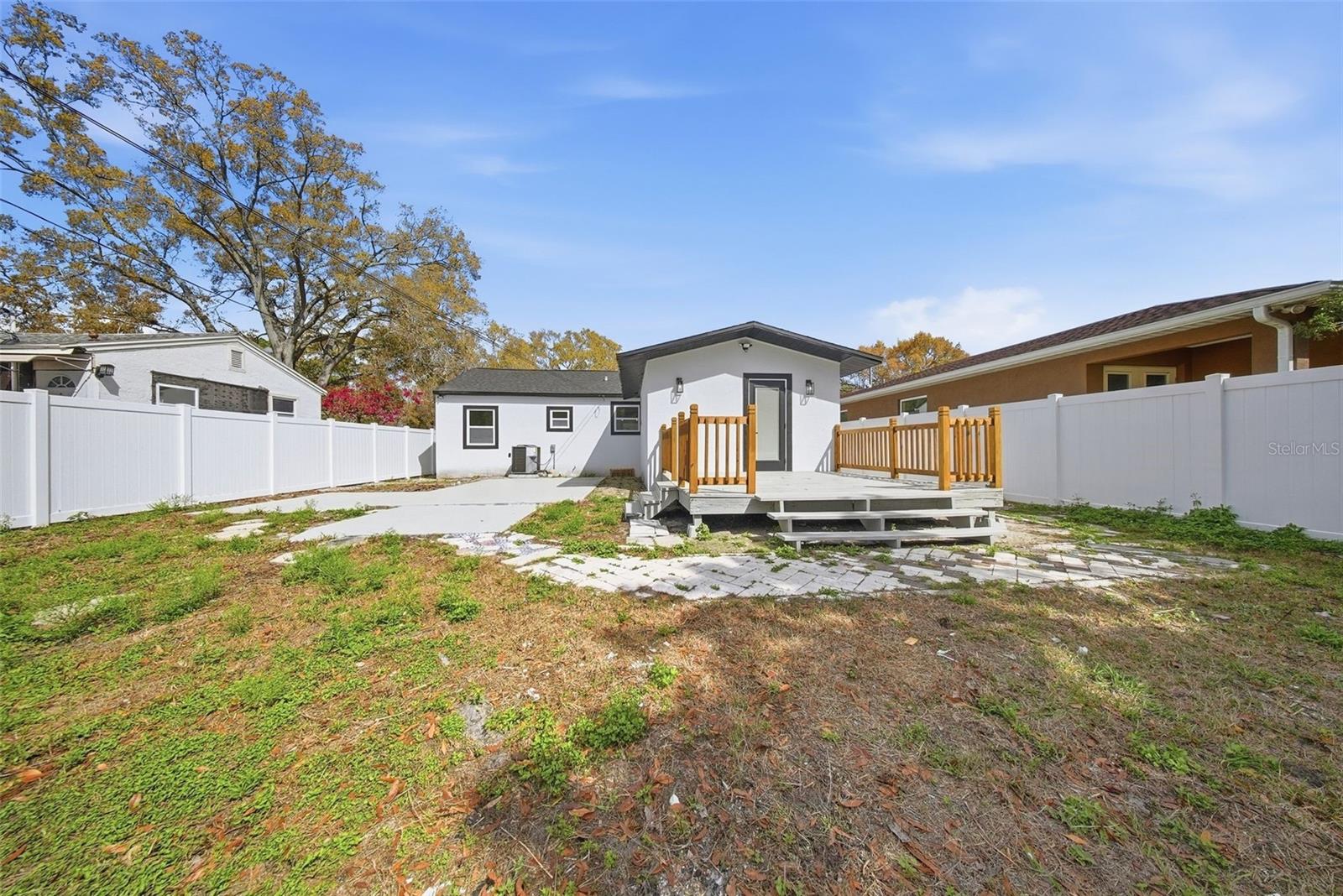 Listing photo id 30 for 3726 53 Avenue N