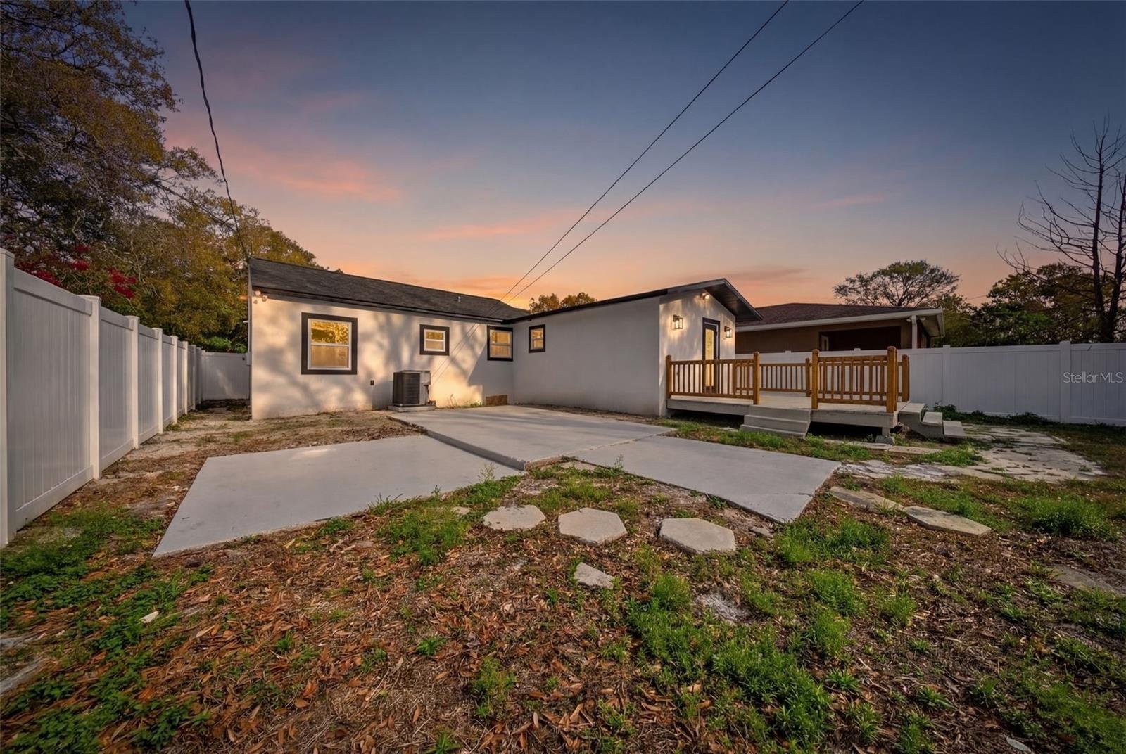 Listing photo id 31 for 3726 53 Avenue N