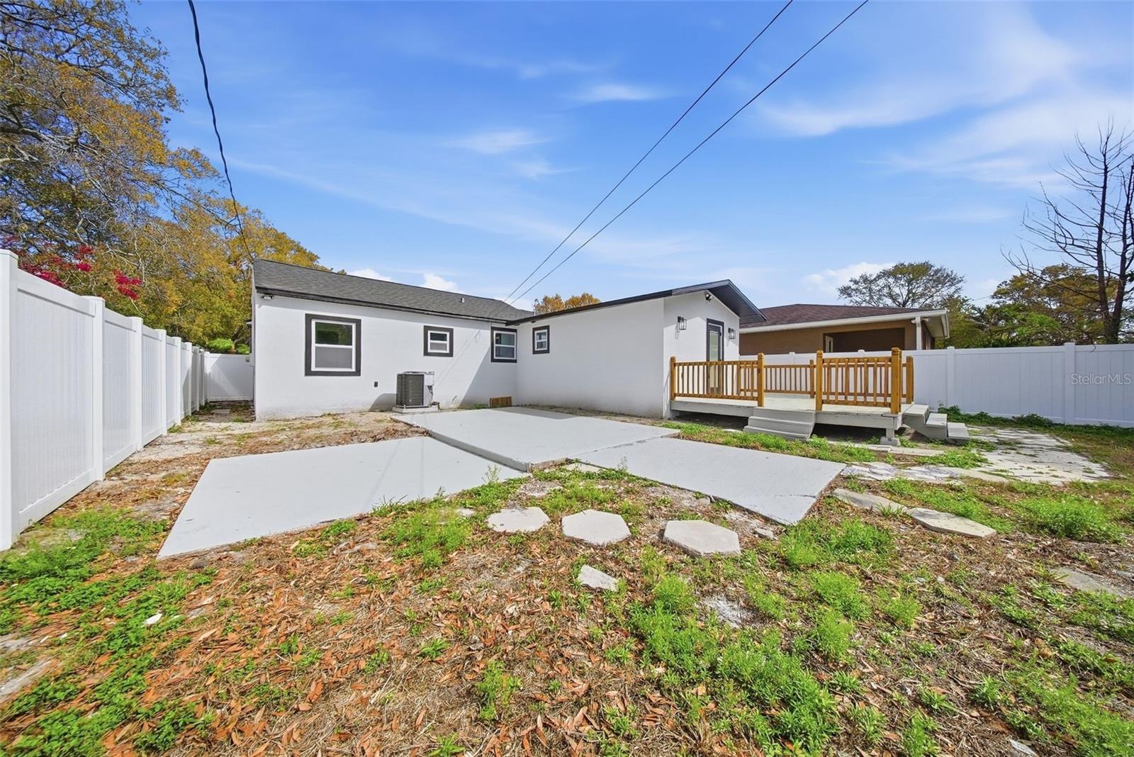 Listing photo id 32 for 3726 53 Avenue N