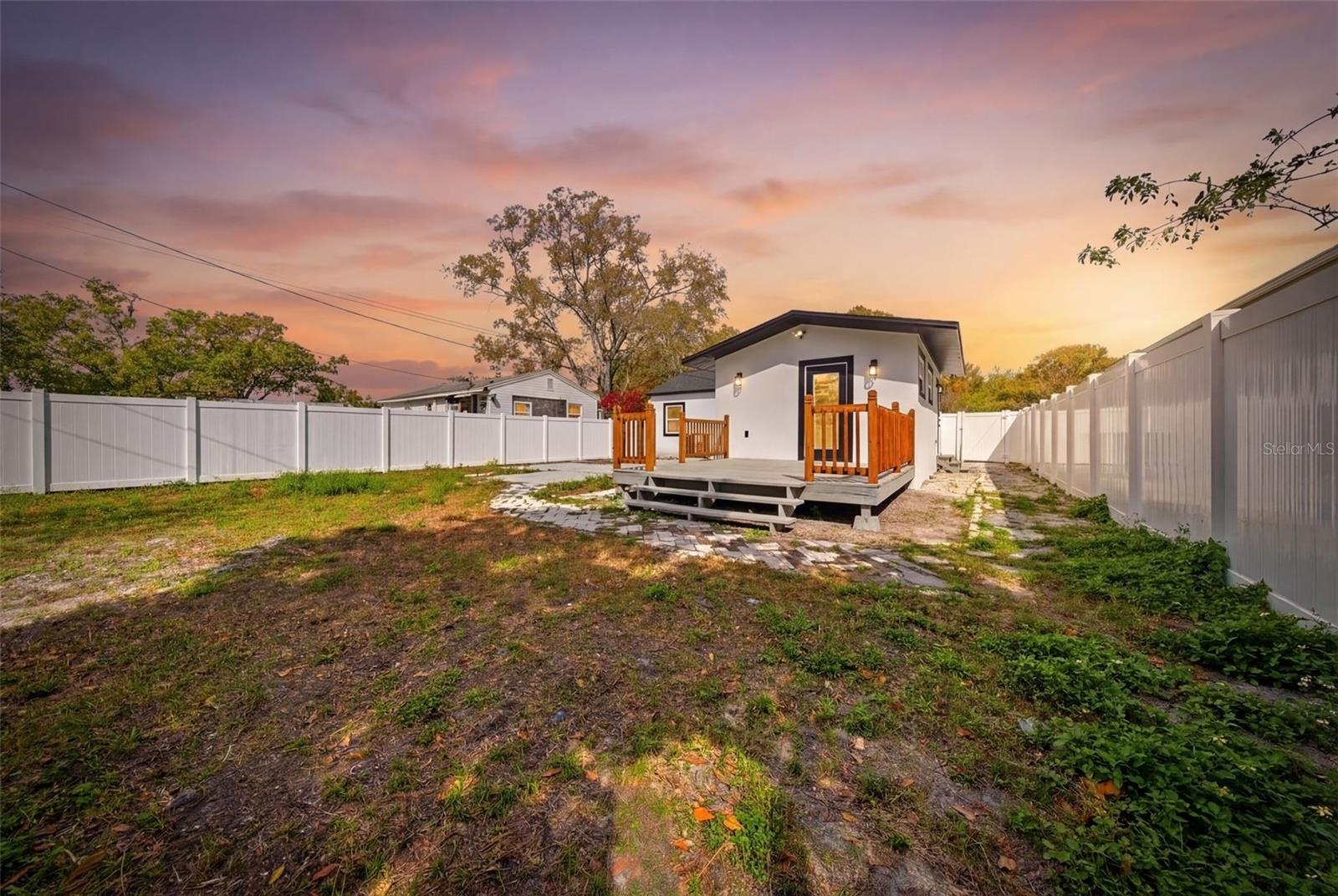 Listing photo id 33 for 3726 53 Avenue N