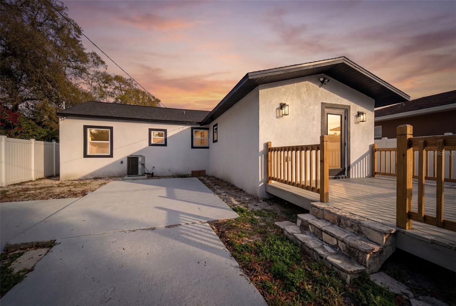 Listing photo id 35 for 3726 53 Avenue N