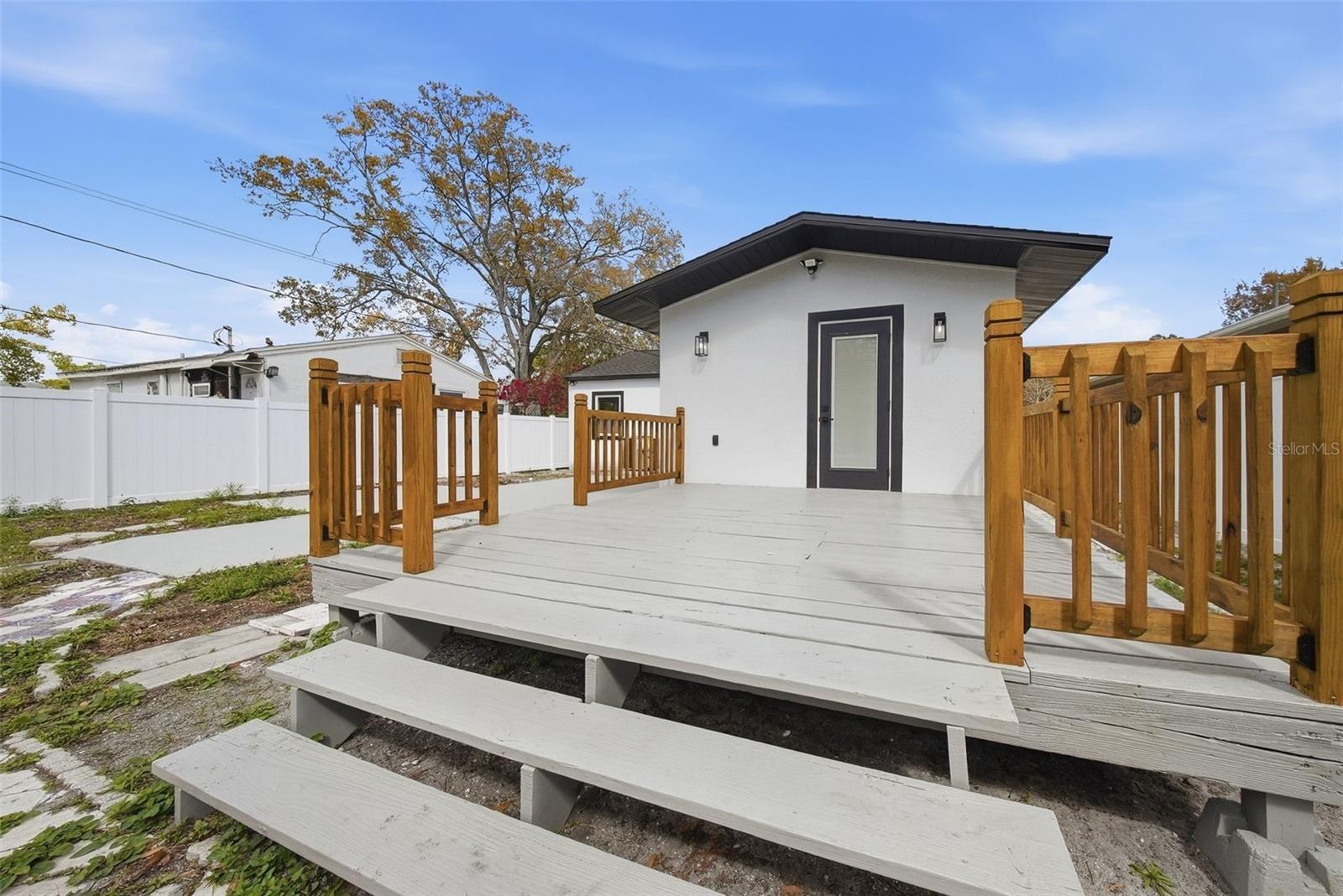 Listing photo id 37 for 3726 53 Avenue N