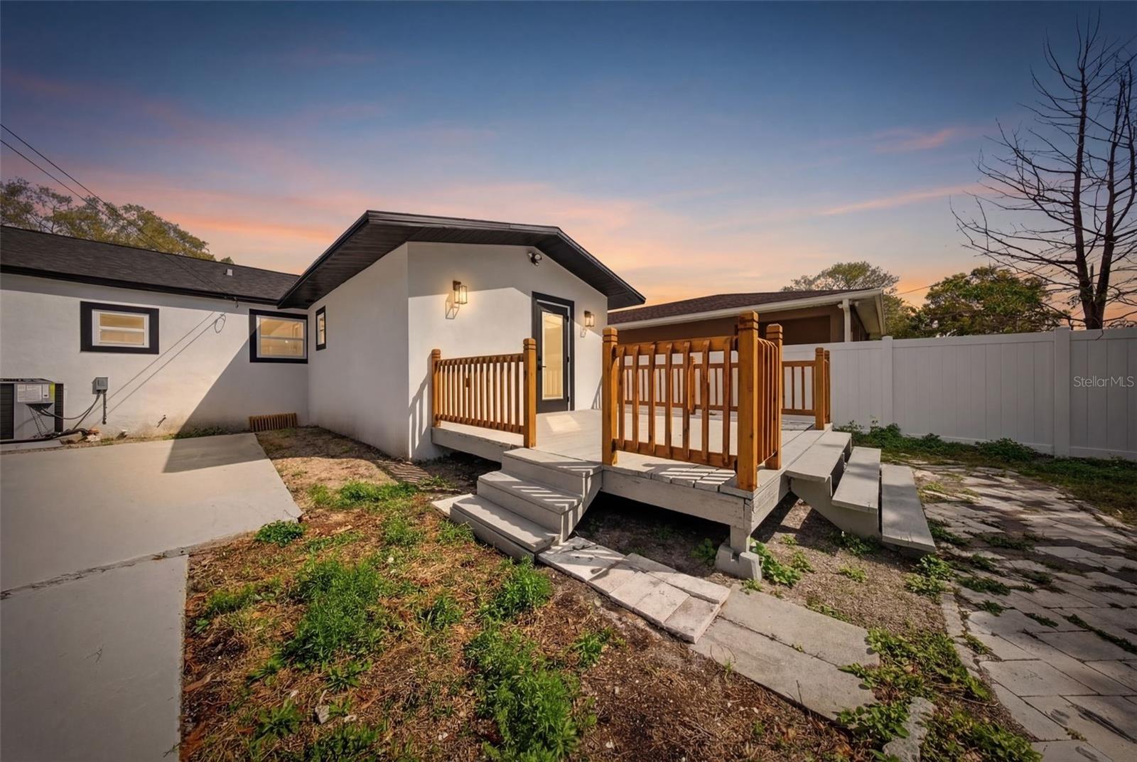 Listing photo id 38 for 3726 53 Avenue N