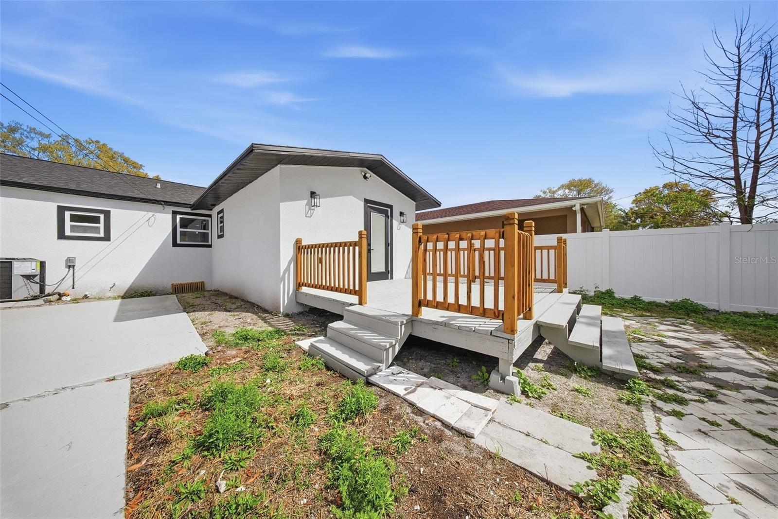 Listing photo id 39 for 3726 53 Avenue N