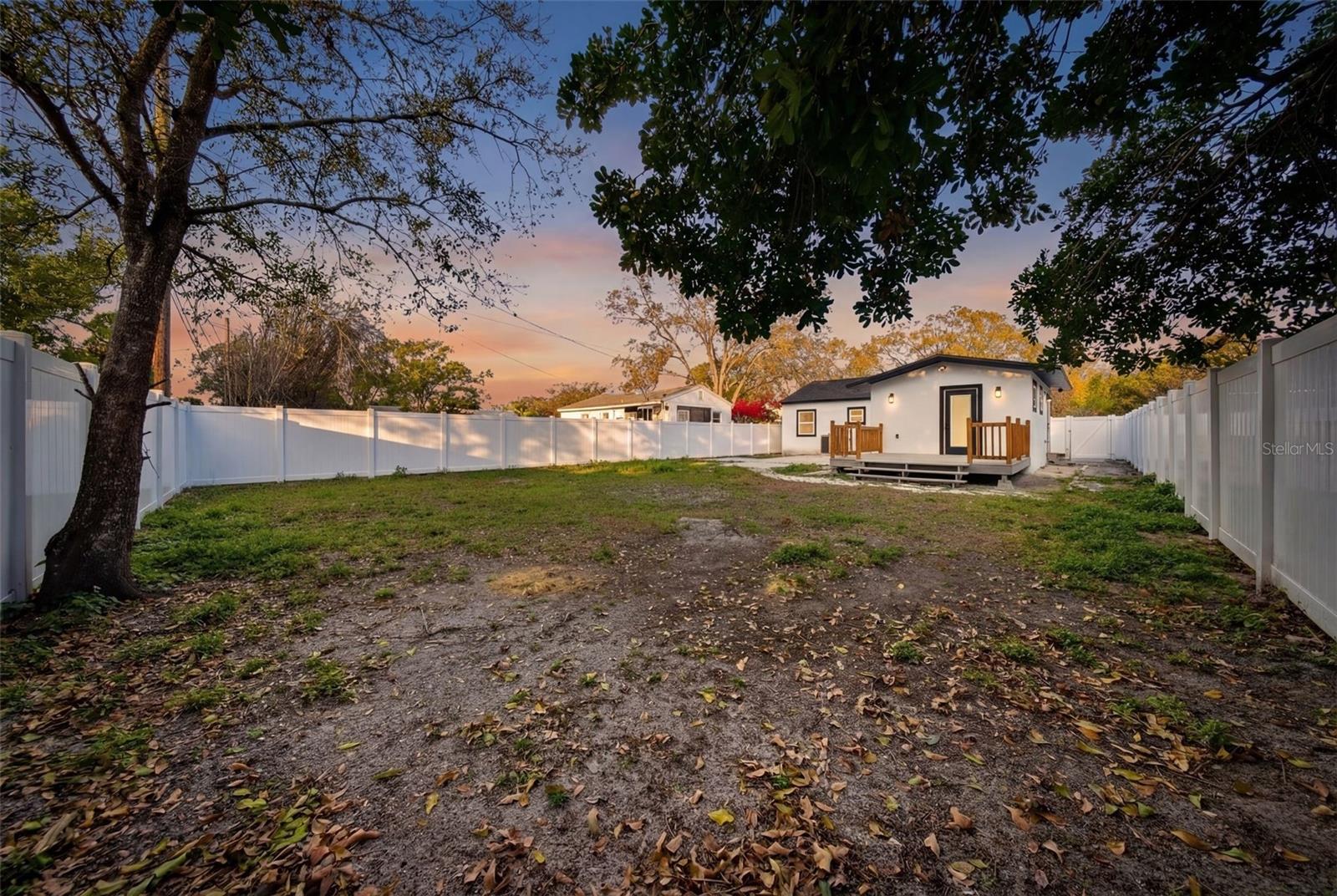 Listing photo id 41 for 3726 53 Avenue N