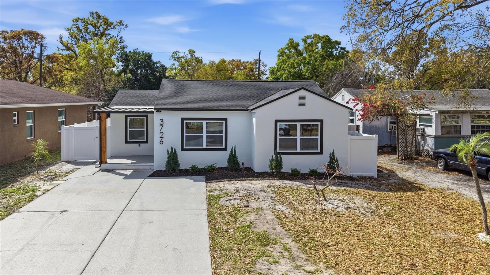 Listing photo id 4 for 3726 53 Avenue N