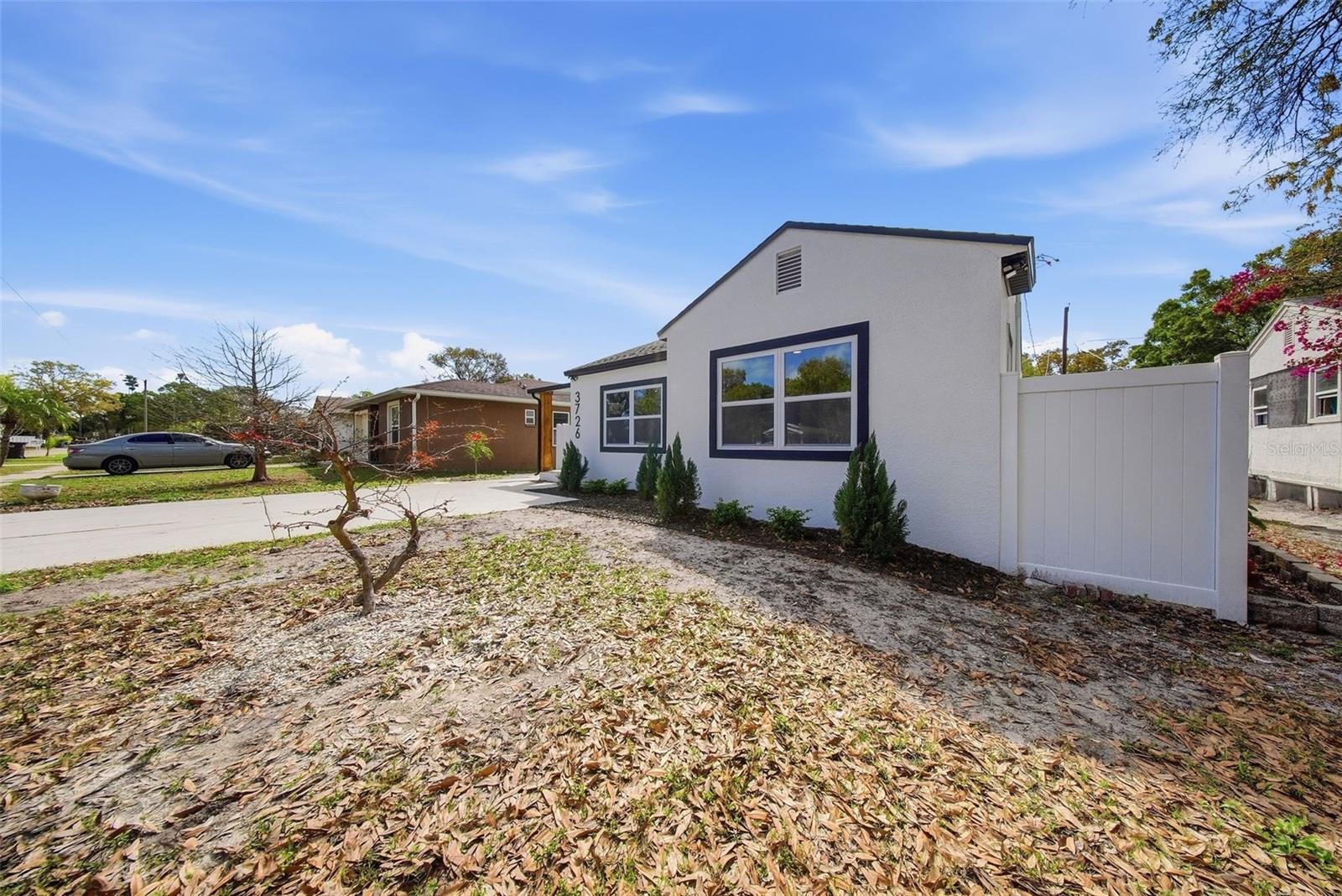 Listing photo id 5 for 3726 53 Avenue N