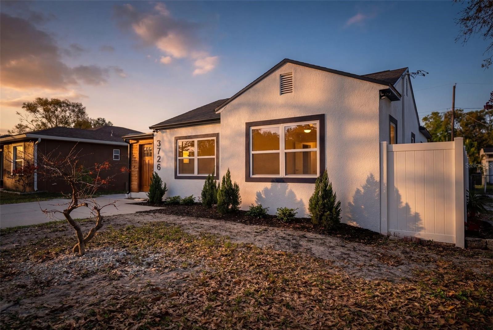 Listing photo id 6 for 3726 53 Avenue N