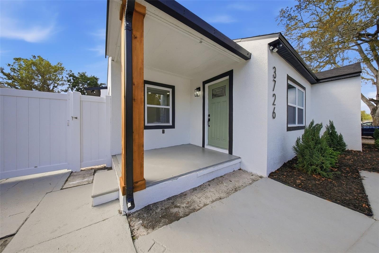 Listing photo id 7 for 3726 53 Avenue N